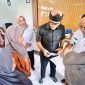 Pimpinan DPRD Kota Bandung Edwin Senjaya saat menyerahkan bantuan troli sampah dan SOR untuk warga Margasari, Buah Batu Bandung. PJ/Humaspro DPRD Kota Bandung
