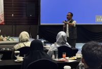 Ketua DPRD Kota Bandung H. Asep Mulyadi, SH memberikan tips kepada calon pelaku UMKM terkait bisnis saat pelatihan yg digagas Disnaker Kota Bandung. PJ/Humaspro