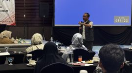 Ketua DPRD Kota Bandung H. Asep Mulyadi, SH memberikan tips kepada calon pelaku UMKM terkait bisnis saat pelatihan yg digagas Disnaker Kota Bandung. PJ/Humaspro