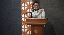Pimpinan DPRD Kota Bandung, H. Toni Wijaya, memberikan sambutan di Pelantikan PK KNPI Batununggal. PJ/Humpro