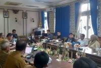 Pimpinan dan Anggota Badan Pembentukan Peraturan Daerah (Bapemperda) DPRD Kota Bandung menggelar rapat kerja bersama Inspektorat Kota Bandung, Sekretariat DPRD Kota Bandung, BKPSDM, BKAD, Bagian Organisasi, dan Bagian Hukum Setda membahas tatib DPRD Kota Bandung. PJ/Humpro-Cipta
