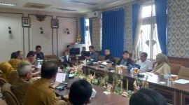 Pimpinan dan Anggota Badan Pembentukan Peraturan Daerah (Bapemperda) DPRD Kota Bandung menggelar rapat kerja bersama Inspektorat Kota Bandung, Sekretariat DPRD Kota Bandung, BKPSDM, BKAD, Bagian Organisasi, dan Bagian Hukum Setda membahas tatib DPRD Kota Bandung. PJ/Humpro-Cipta