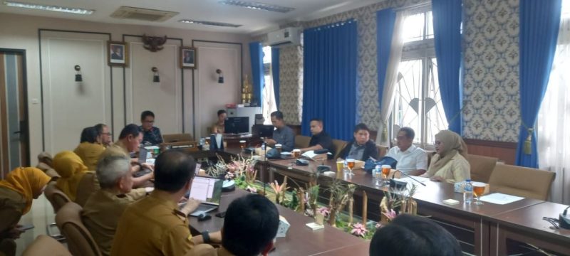 Pimpinan dan Anggota Badan Pembentukan Peraturan Daerah (Bapemperda) DPRD Kota Bandung menggelar rapat kerja bersama Inspektorat Kota Bandung, Sekretariat DPRD Kota Bandung, BKPSDM, BKAD, Bagian Organisasi, dan Bagian Hukum Setda membahas tatib DPRD Kota Bandung. PJ/Humpro-Cipta