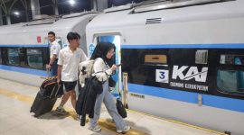 Penumpang saat akan menaiki KA Cikuray yang hadir dengan wajah baru yang lebih fresh. PJ/Dok