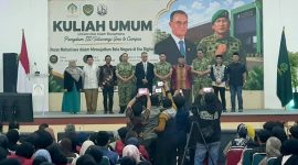 Usai memberikan kuliah umum, Pangdam III/Slw berpose bersama rektorat UNINUS. PJ/Dok