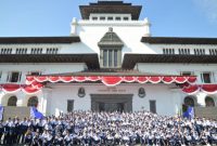 Suasana pelepsan atlet PON 2024 Aceh-Medan di depan Gedung Sate Bandung, Jawa-Barat. Dok