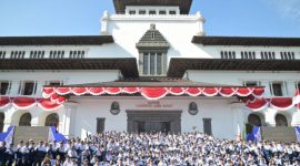 Suasana pelepsan atlet PON 2024 Aceh-Medan di depan Gedung Sate Bandung, Jawa-Barat. Dok