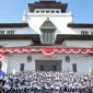 Suasana pelepsan atlet PON 2024 Aceh-Medan di depan Gedung Sate Bandung, Jawa-Barat. Dok