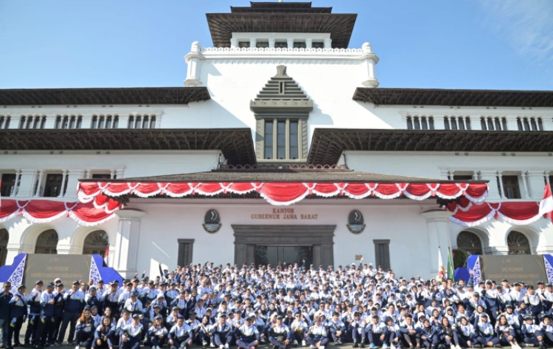 Suasana pelepsan atlet PON 2024 Aceh-Medan di depan Gedung Sate Bandung, Jawa-Barat. Dok