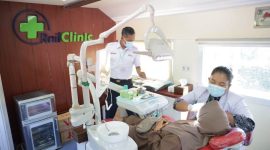 Tampak salah seorang warga sedang melakukan pemeriksaan kesehatan gratis di Rail Clinic. PJ/Dok
