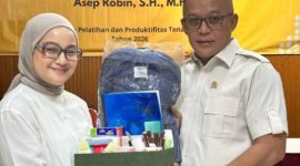Anggota DPRD Kota Bandung, Asep Robin S.H., M.H., membuka Pelatihan Pastri dan Tata Rias Wajah bekerjasama dengan LPK Posters dan LPK Nur Amaliah di Hotel Posters, Bandung, Rabu, 8 Juli 2026. (Handoko/Humpro DPRD Kota Bandung)