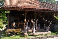 Suara kayu lesung mengiringi suasana pagi di halaman rumah berarsitektur khas Osing. Itu
menjadi sambutan hangat untuk wisatawan yang berkunjung ke Desa Sejahtera Astra
Kemiren, Banyuwangi, Jawa Timur. Dok