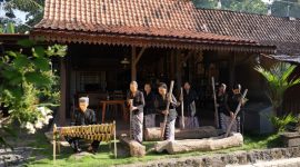 Suara kayu lesung mengiringi suasana pagi di halaman rumah berarsitektur khas Osing. Itu 
menjadi sambutan hangat untuk wisatawan yang berkunjung ke Desa Sejahtera Astra
Kemiren, Banyuwangi, Jawa Timur. Dok