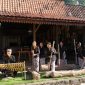 Suara kayu lesung mengiringi suasana pagi di halaman rumah berarsitektur khas Osing. Itu 
menjadi sambutan hangat untuk wisatawan yang berkunjung ke Desa Sejahtera Astra
Kemiren, Banyuwangi, Jawa Timur. Dok