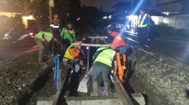 Para petugas fokus menyelesaikan perbaikan perlintasan geometri di jalan Sumatera, Bandung. PJ/Dok
