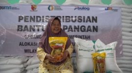 Salah seorang penerima bantuan pangan beras SPHP. BulogJabar mempercepat dan memperluas jangkauan distribusi bantuan pangan di Jabar. PJ/Dok