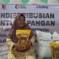 Salah seorang penerima bantuan pangan beras SPHP. BulogJabar mempercepat dan memperluas jangkauan distribusi bantuan pangan di Jabar. PJ/Dok