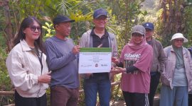 USB YPKP melalui USB Green Action menyerahkan sejumlah donasi dan 1000 pohon kepada Odesa Indonesia. PJ/Dok