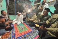 KDM dan Basnaz Jabar saat menyambangi dan memberikan bantuan kepada keluarga korban kecelakaan di Indramayu. PJ/Dok