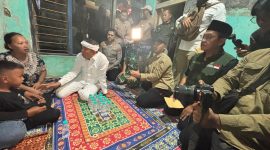 KDM dan Basnaz Jabar saat menyambangi dan memberikan bantuan kepada keluarga korban kecelakaan di Indramayu. PJ/Dok