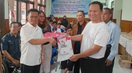 Yadi Sofyan (kiri) menyerahkan jersey kepada Kepala Sentra Wyata Guna sebagai simbolis kerjasama. PJ/Joel