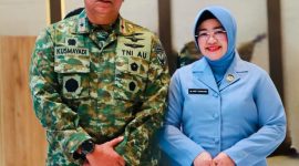 Marsma TNI Rohmat Kusmayadi dan isteri. PJ/Dok