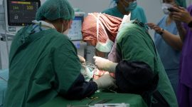 Tim medis saat melakukan operasi bibir sumbing gratis yang diinisiasi oleh Yayasan WING'S Peduli. PJ/Dok