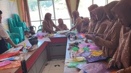 Ibu-ibu PKK Desa Cijambu Tanjungsari saat praktek mengolah kantong plastik menjadi bernilai ekonomis yang dinisiasi FIB UNPAD. PJ/Dok