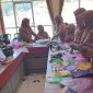 Ibu-ibu PKK Desa Cijambu Tanjungsari saat praktek mengolah kantong plastik menjadi bernilai ekonomis yang dinisiasi FIB UNPAD. PJ/Dok