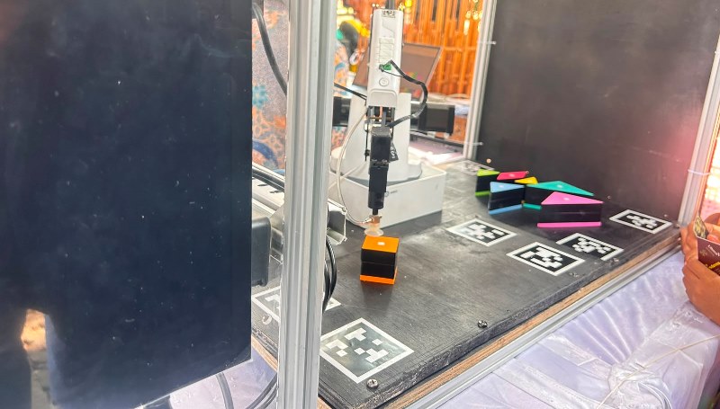 Tangram Robot karya mahasiswa ITB hadir di Festival Lierasi Kota Bandung. PJ/Dok