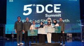 Telkomsel melalui program Digital Creative Entrepreneurs (DCE) menyelenggarakan DCE Academy & Summit 2026 di Bandung (2/7). Mengangkat tema “AI-Enabled SMEs Growth: How Locals Go Global”, tampak para finalis saat berose bersama manajemen Telkomsel. PJ/Dok