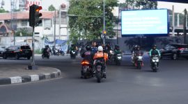 Anggota Edan Sepur memberikan edukasi kepada pengendara mengenai pentingnya mematuhi aturan alu lintas. PJ/Dok