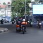 Anggota Edan Sepur memberikan edukasi kepada pengendara mengenai pentingnya mematuhi aturan alu lintas. PJ/Dok