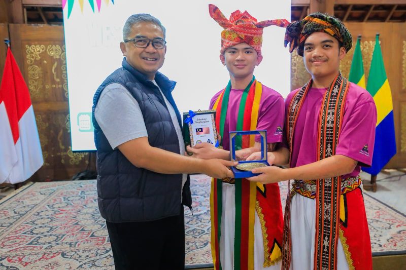Wali Kota Bandung M Farhan saat menyambut para peserta Fun Folk Festival 2026 di Pendopo Kota Bandung, Minggu, 19 Juli 2026. PJ/Dok