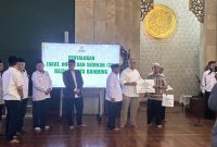 Farhan saat menyerahkan bantuan periode Juli 202 senilai sekitar Rp1,1 miliar kepada sekitar 1.260 penerima manfaat, di Masjid Al-Ukhuwwah, Rabu, 22 Juli 2026. PJ/Dok