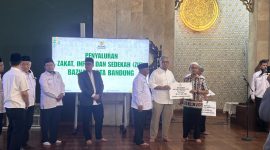 Farhan saat menyerahkan bantuan periode Juli 202 senilai sekitar Rp1,1 miliar kepada sekitar 1.260 penerima manfaat, di Masjid Al-Ukhuwwah, Rabu, 22 Juli 2026. PJ/Dok