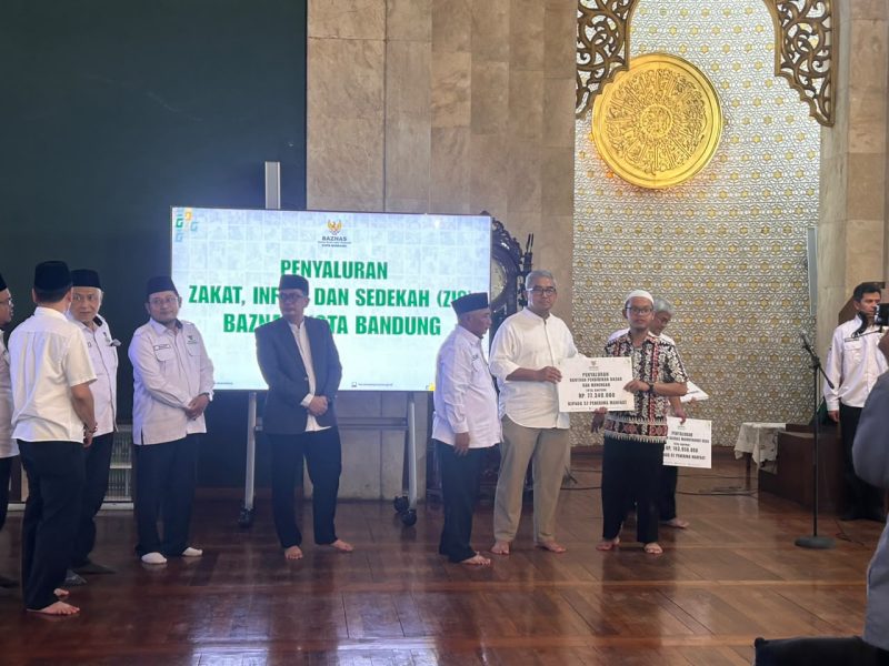 Farhan saat menyerahkan bantuan periode Juli 202 senilai sekitar Rp1,1 miliar kepada sekitar 1.260 penerima manfaat, di Masjid Al-Ukhuwwah, Rabu, 22 Juli 2026. PJ/Dok