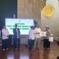 Farhan saat menyerahkan bantuan periode Juli 202 senilai sekitar Rp1,1 miliar kepada sekitar 1.260 penerima manfaat, di Masjid Al-Ukhuwwah, Rabu, 22 Juli 2026. PJ/Dok