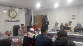 Puluhan awak media saat audiensi dengan Kabid Humas Polda Jabar mendesak polisi mengusut tuntas dugaan penghinaan terhadap profesi wartawan yang dilakukan Hotman Paris Hutapea. PJ/Dok