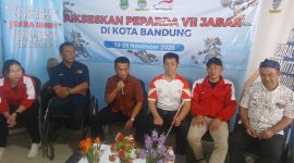 Ketua NPCI Kota Bandung, pengurus dan atlet saat konferensi pers di Sekretariat NPCI terkait anggaran minim hadapi Peparda 2026. PJ/Joel
