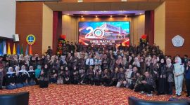 Ketua Yayasan dan Rektor serta jajaran USB YPKP Berpose bersama di acara Dies Natalis ke 20 USB YPKP. PJ/Dok