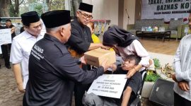 Wali Kota Bandung M Farhan menyerahkan bantuan di Gebyar Penyaluran ZIS BAZNAS Kota Bandung. PJ/Dok