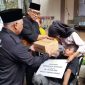 Wali Kota Bandung M Farhan menyerahkan bantuan di Gebyar Penyaluran ZIS BAZNAS Kota Bandung. PJ/Dok