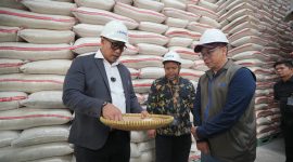 Dirut BULOG Drive Jabar Ahmad Rizal, saat dialog dengan para pengusaha penggilingan padi se-Bandung Raya di Kabupaten Sumedang, Jawa Barat Sabtu (01/08).