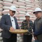 Dirut BULOG Drive Jabar Ahmad Rizal, saat dialog dengan para pengusaha penggilingan padi se-Bandung Raya di Kabupaten Sumedang, Jawa Barat Sabtu (01/08).