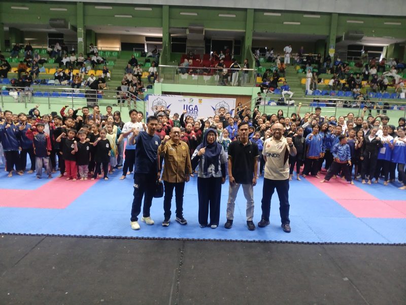 Tini Sugiartini, MPd, pejabat Sekolah Menengah Kejuruan (SMK) Disdik Jabar, saat membuka Liga Karate Antar Pelajar Tahun ke-2 Seri II 2026 mulai 8 - 9 Agustus di GOR Bandung Jalan Jakarta