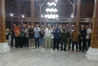 Farhan berpose bersama usai Gala Dinner dan Opening Ceremony Kejuaraan Bulutangkis Sirkuit Nasional C Wali Kota Bandung Utama Open tahun 2026 di Pendopo, Minggu malam 9 Agustus 2026. PJ/Joel