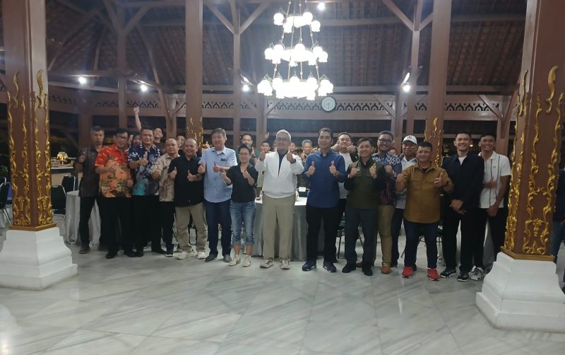 Farhan berpose bersama usai Gala Dinner dan Opening Ceremony  Kejuaraan Bulutangkis Sirkuit Nasional C Wali Kota Bandung Utama Open tahun 2026 di Pendopo, Minggu malam 9 Agustus 2026. PJ/Joel