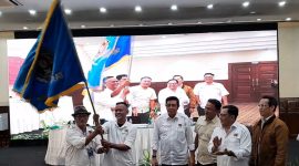 Tantan saat menerima pataka didampingi Oland ph Sibarani Ketua DK PWI Jabar, saat pengumuman hasil suara dimana Tantan meraih 444 suara dan Andy 247 suara. PJ/Dok