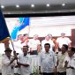 Tantan saat menerima pataka didampingi Oland ph Sibarani Ketua DK PWI Jabar, saat pengumuman hasil suara dimana Tantan meraih 444 suara dan Andy 247 suara. PJ/Dok